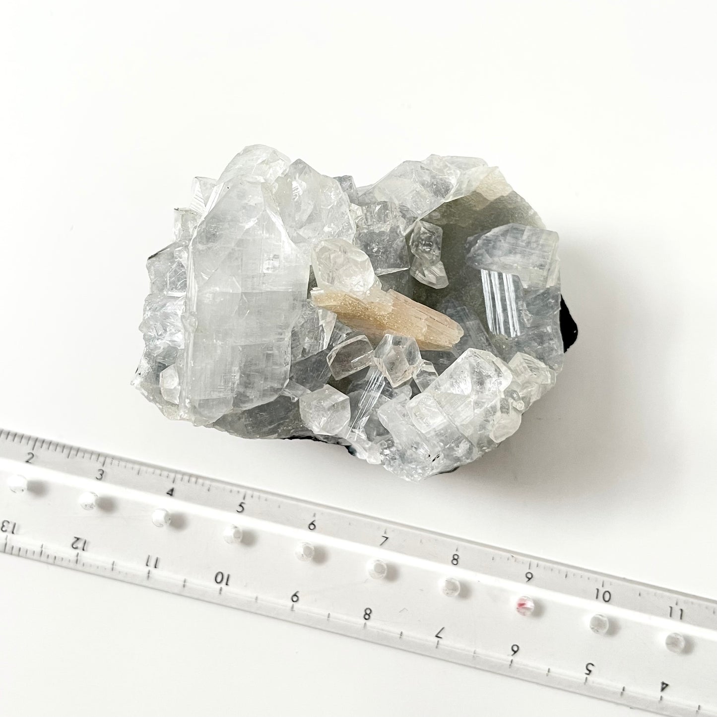 Apophyllite on Stilbite 鑽石魚眼石