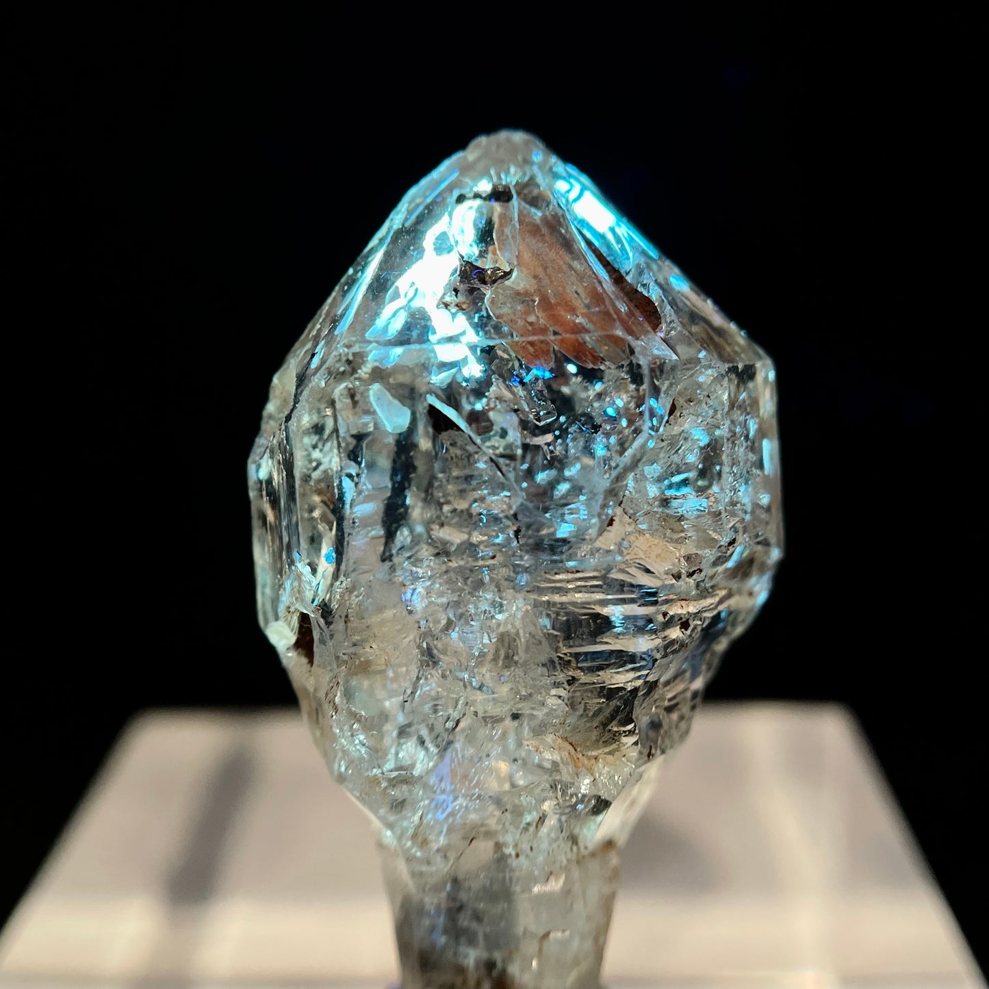 UV Reactive Oil Petroleum Quartz Raw Point