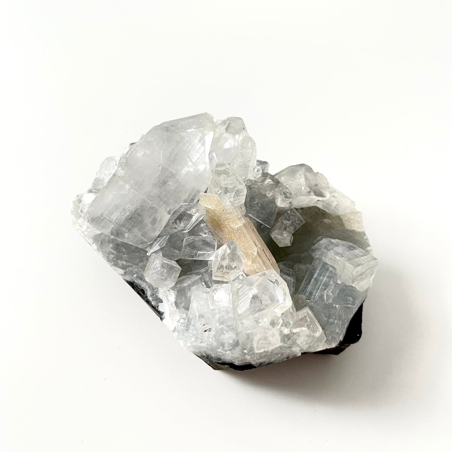 Apophyllite on Stilbite 鑽石魚眼石